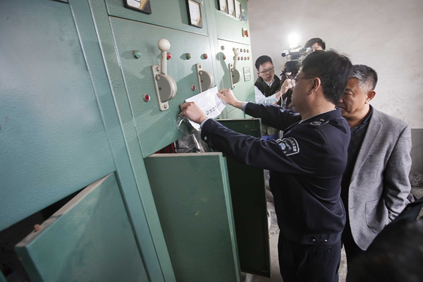 青島環(huán)保世紀(jì)行-環(huán)保執(zhí)法殺“回馬槍”給企業(yè)斷電 給排污設(shè)備上“封條”