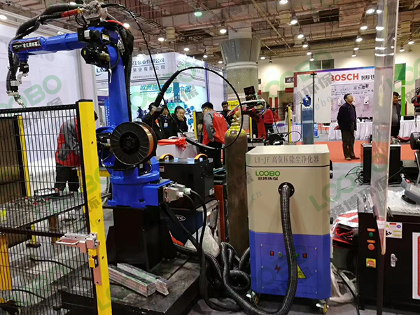 應(yīng)對(duì)焊接機(jī)器人產(chǎn)生的煙塵-高負(fù)壓焊接煙塵凈化器來(lái)幫你